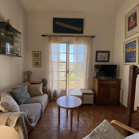 Apartment Avec Mezzanine Proche De La Place Du Village