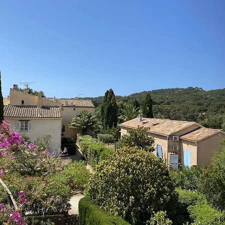Avec Mezzanine Proche De La Place Du Village Porquerolles